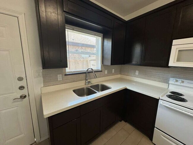 Building Photo - "Charming 2-Bed, 2-Bath Gem on Valeria Street - Perfect Edinburg Retreat!"