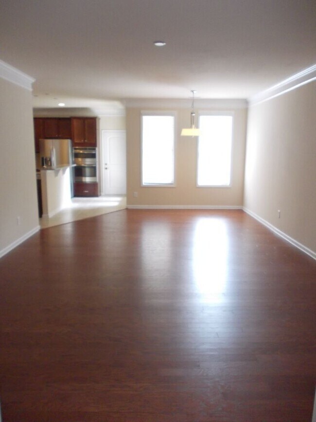 Building Photo - Beautiful 3 Bed + Loft Townhome in Highly ...