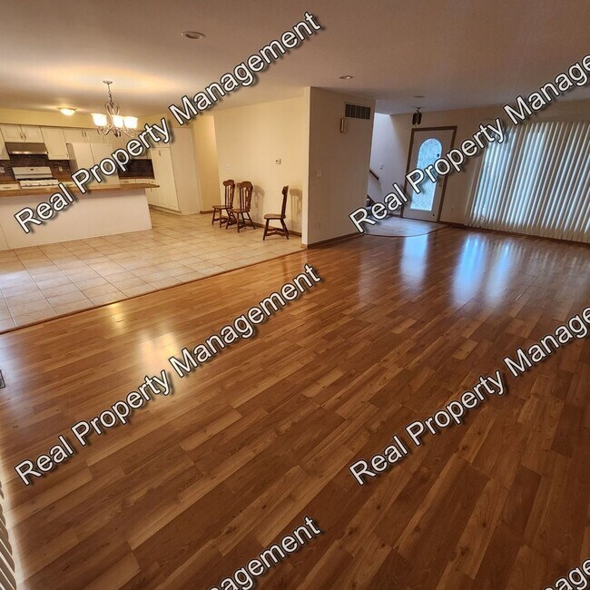 Building Photo - Three Bedroom Munster Home