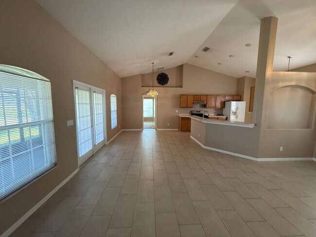 Foto del edificio - BEAUTIFUL 3 BEDROOMS, 2 BATHS SINGLE FAMILY HOME IN GATED COMMUNITY.