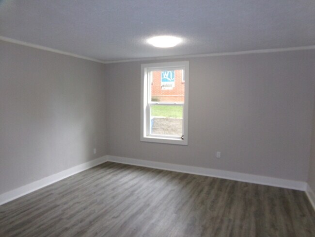 Building Photo - Updated 3 bedroom 3 bath Riverside home