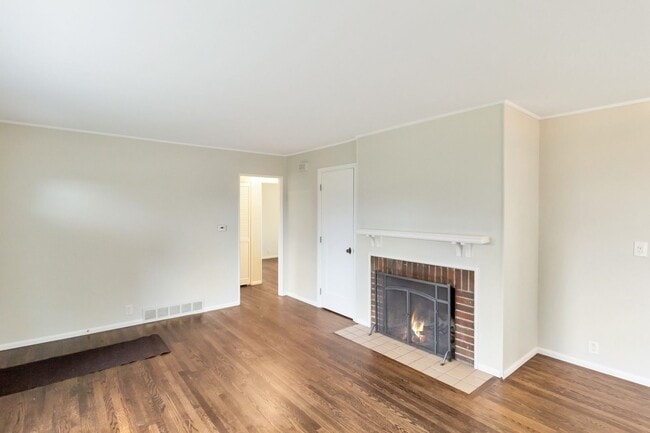 Building Photo - Great 2bd 1ba Cottage in Wedgwood