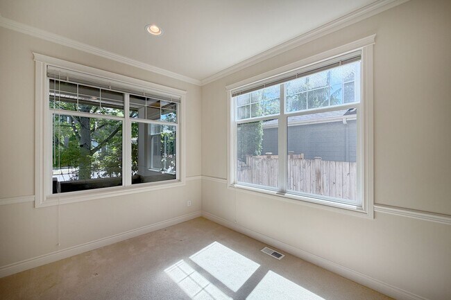 Building Photo - 3Bd/2.5Ba Redmond Home