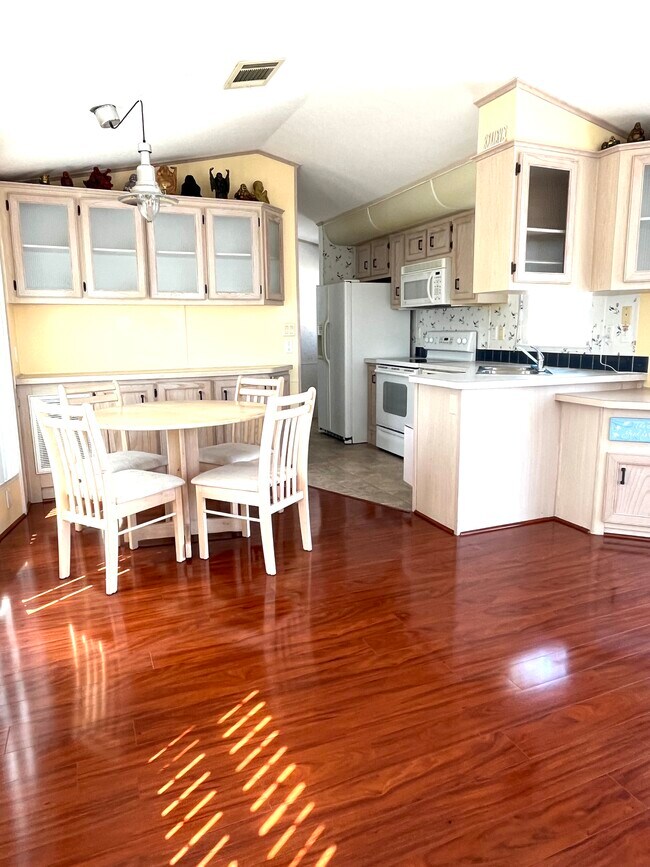 Cocina, comedor, sala de estar. - 3706 116th St W