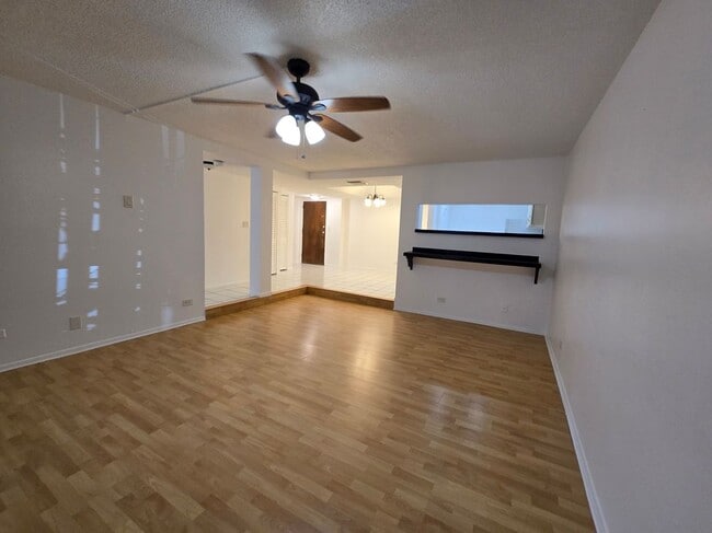 Building Photo - 3730 Inverrary Dr