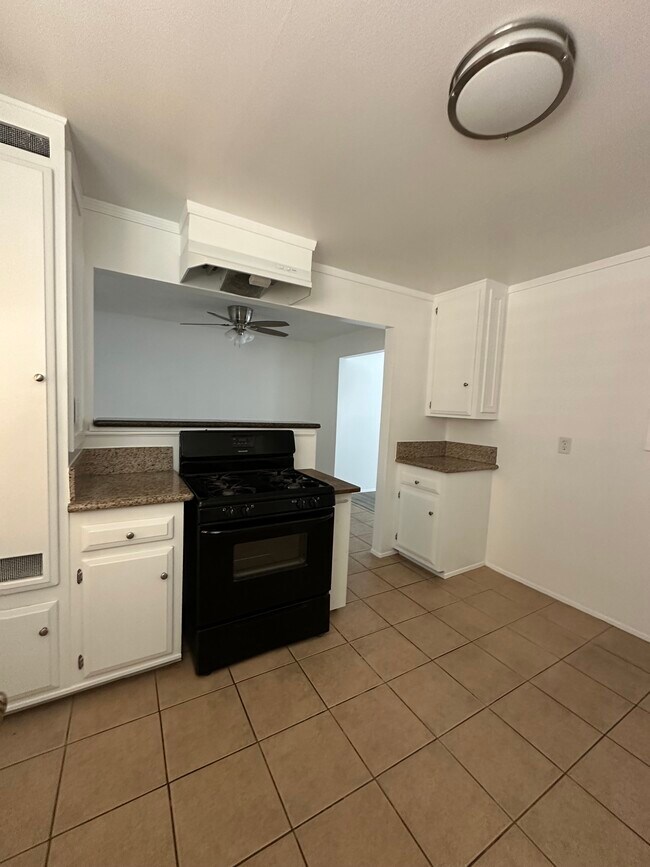 Building Photo - 9548 Cortada St