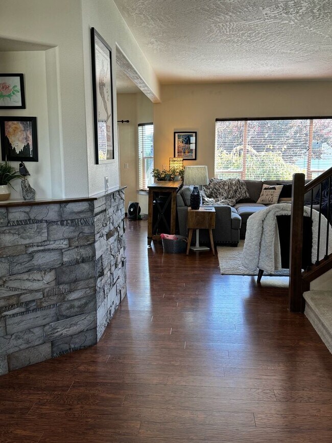 Building Photo - Beautiful Home in the Landings