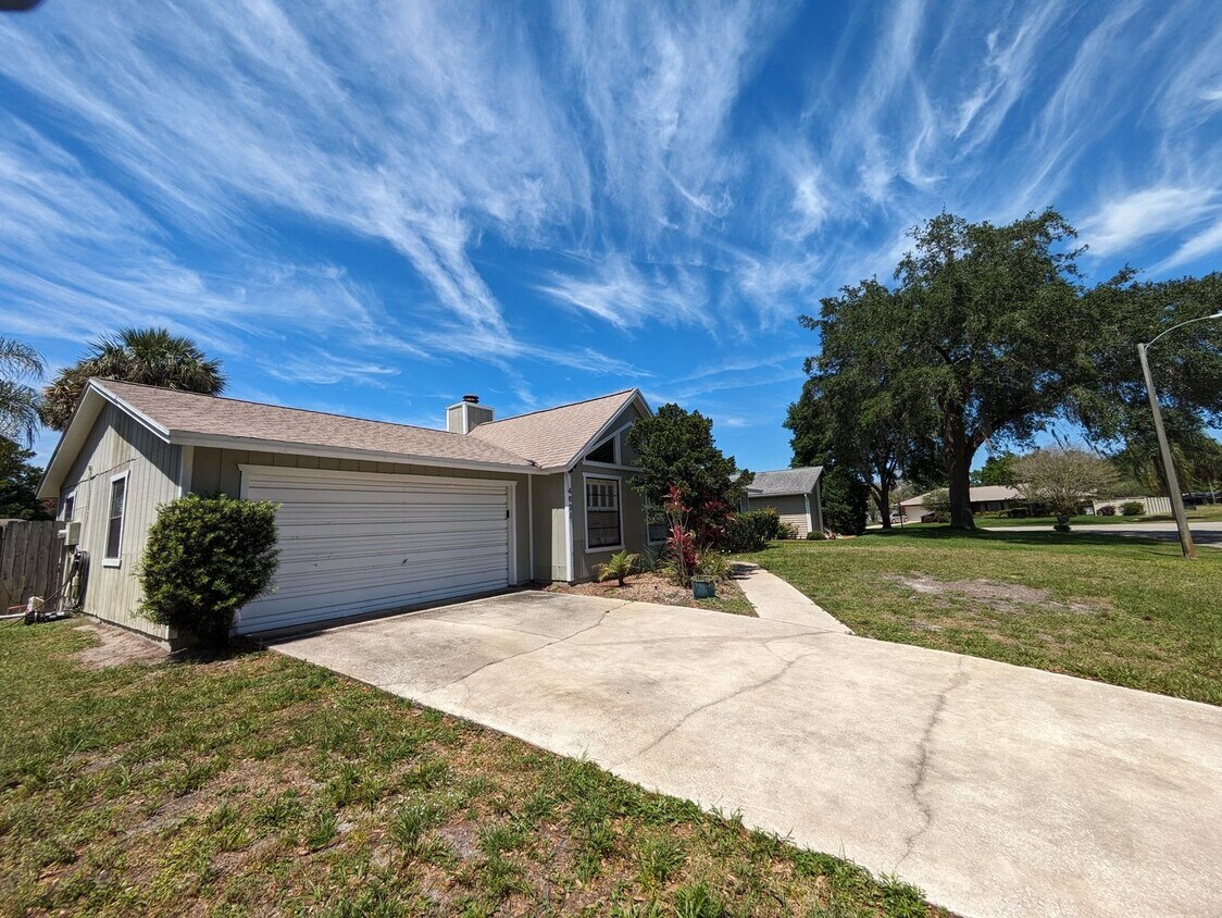 1 Story 3 Bed/2 Bath Large Home, Screened House Rental in