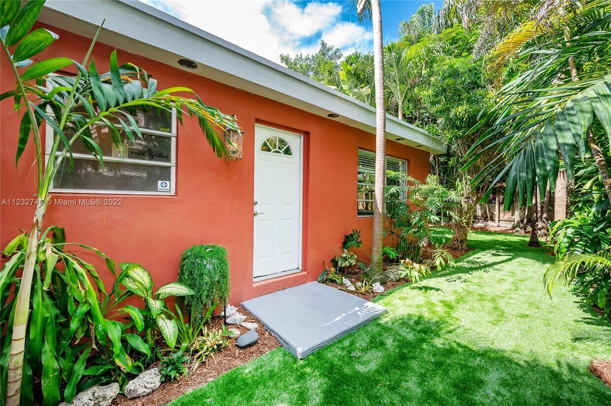 2922 SW 30th Ct B Coconut Grove Fl 33133 - 2922 SW 30th Ct  B Coconut Grove Fl 33133