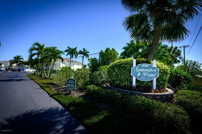 Foto del edificio - PRICE DROP!! FURNISHED ANNUAL RENTAL- WATERFRONT