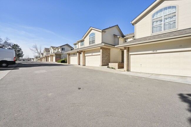 Building Photo - 2 Bedroom townhome in Denver