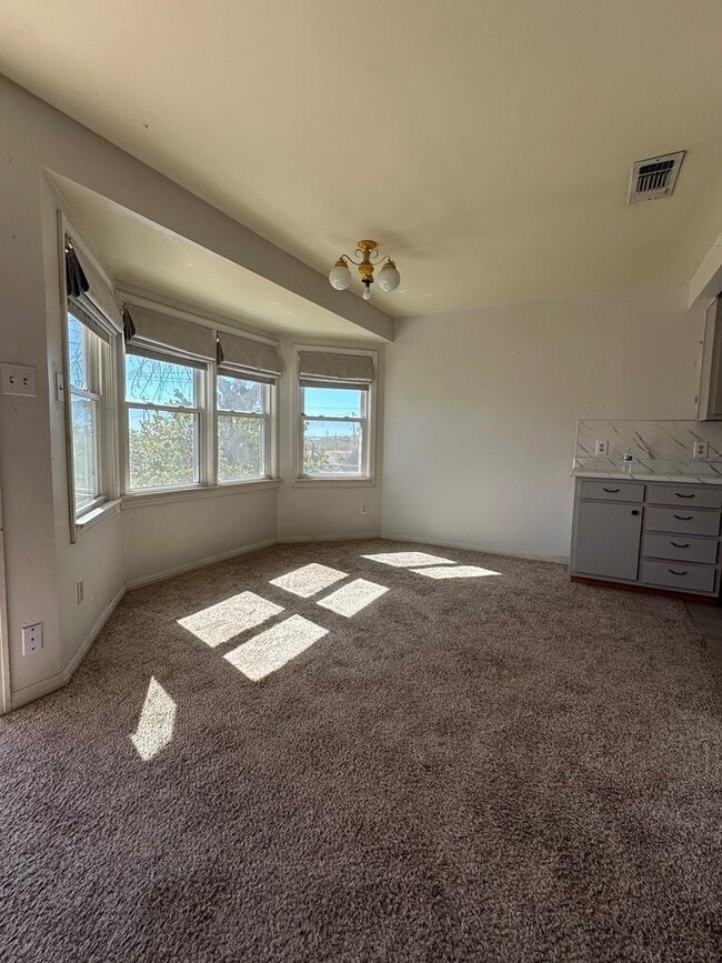 Building Photo - 1600 Crenshaw Dr