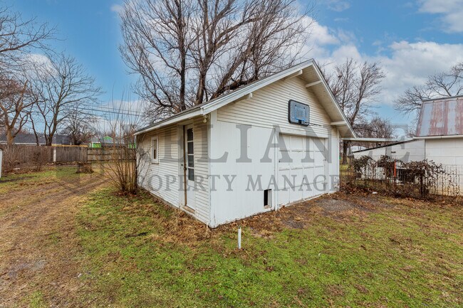 Building Photo - 1725 S Millwood Ave