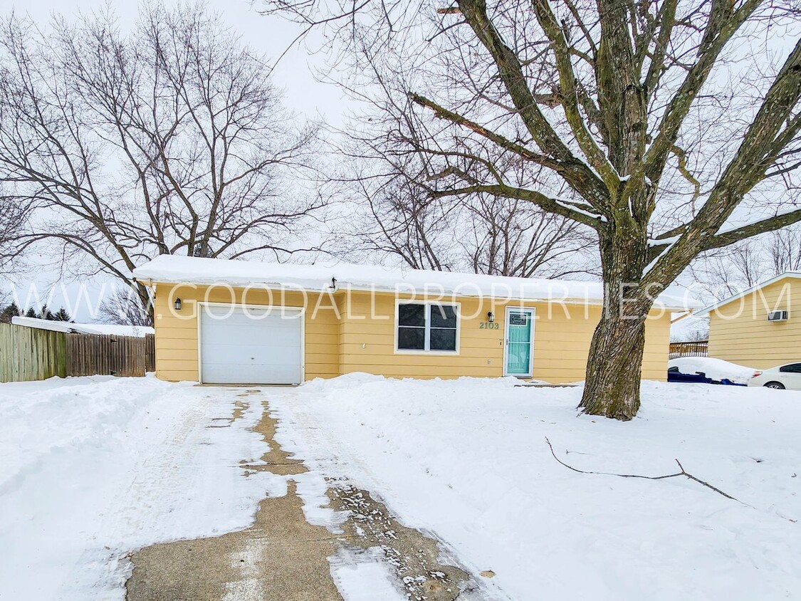 Primary Photo - 2 Bedroom 1 Bath Home with Non-Conforming ...