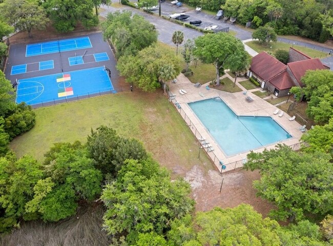 Pool, Courts & Clubhouse - 4561 Great Oak Dr