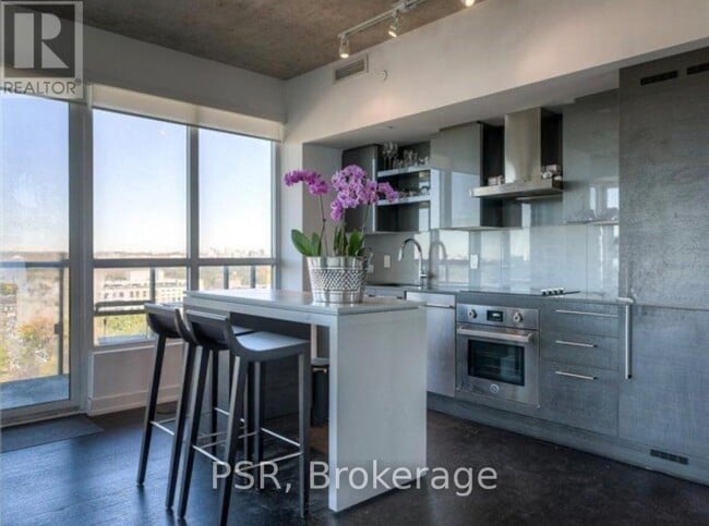 Photo du bâtiment - 1030 King St W