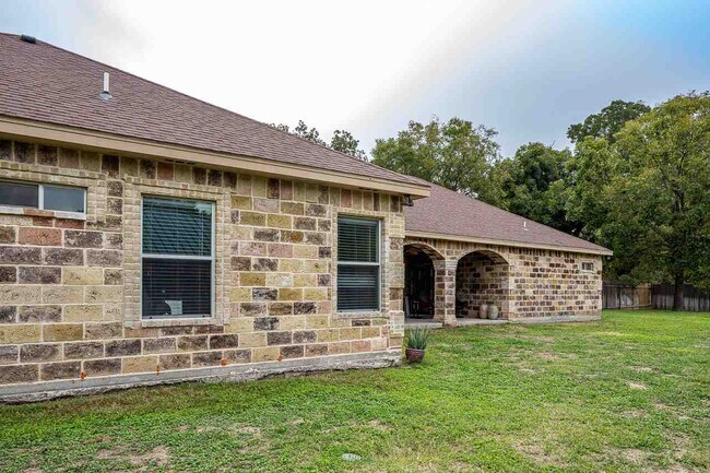 Building Photo - 305 Bolner Ln