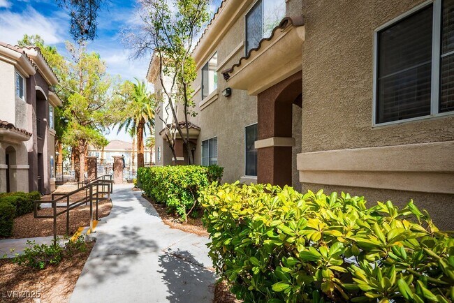 Foto del edificio - 9050 W Warm Springs Rd