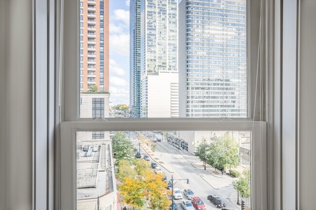 Foto del edificio - 30 E Roosevelt Rd