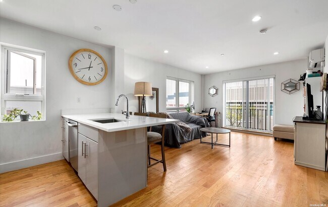 Foto del edificio - 63-34 Fresh Pond Rd