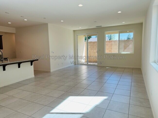Foto del edificio - 1477 Las Rosas Ave