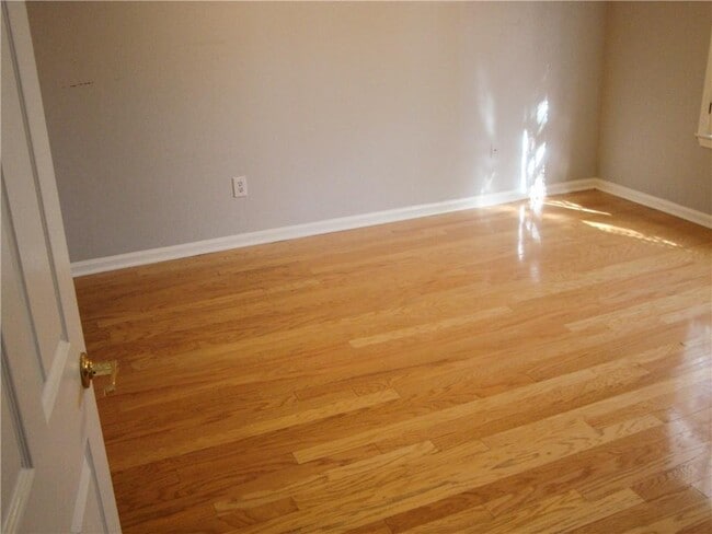 Building Photo - 220 Renaissance Pkwy NE