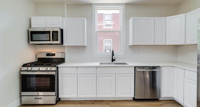 Foto del edificio - Stylish 3-Bed Home with Private Patio, Basement & Off-Street Parking in Cincinnati
