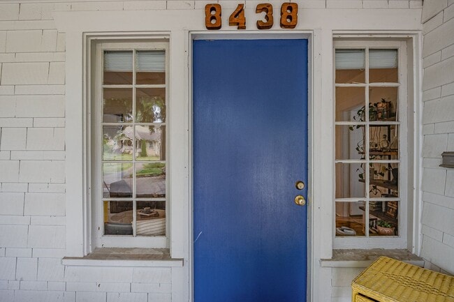 Building Photo - Charming 2 Bed, 1 Bath Home with Bonus Off...