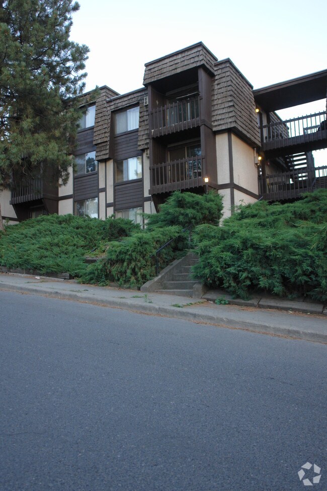 Building Photo - 702 S Oak St