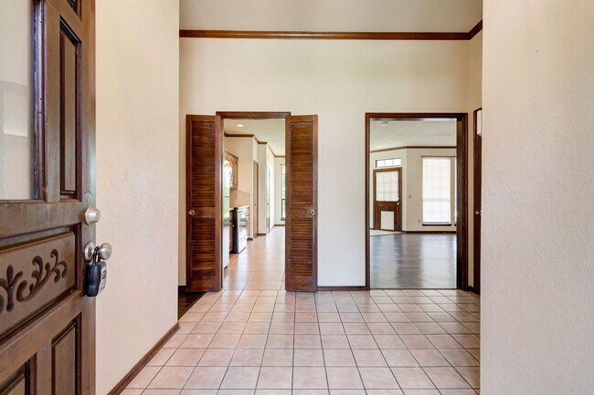 Foto del edificio - Spacious, Open, and Large 3 Bed/2 Bath Hom...