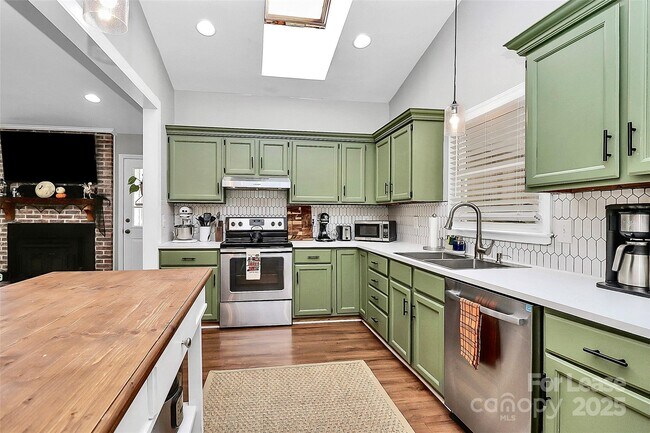 Foto del edificio - 4227 Deerfield Dr