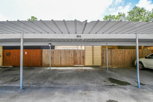 Building Photo - 820 Threadneedle St