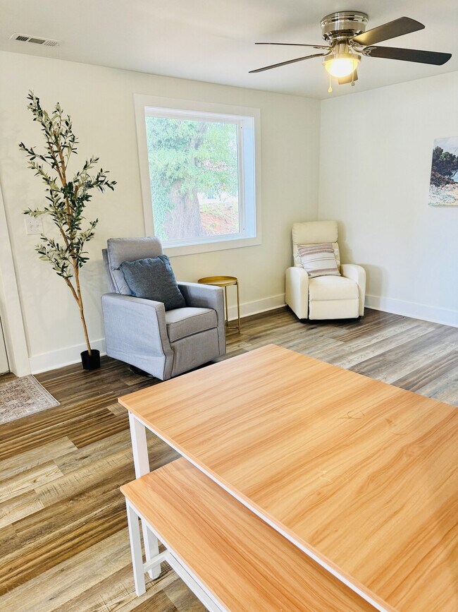 Foto del edificio - 403 Cedar Lane Rd