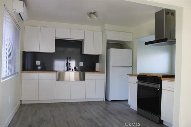 Building Photo - 11215 Dalwood Ave