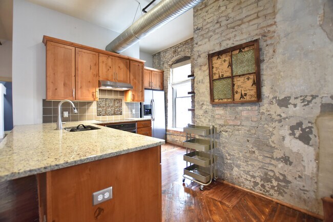 Foto del edificio - Stunning  2 Bedroom Loft @ Piedmont Leaf Lofts in Innovation Quarter!