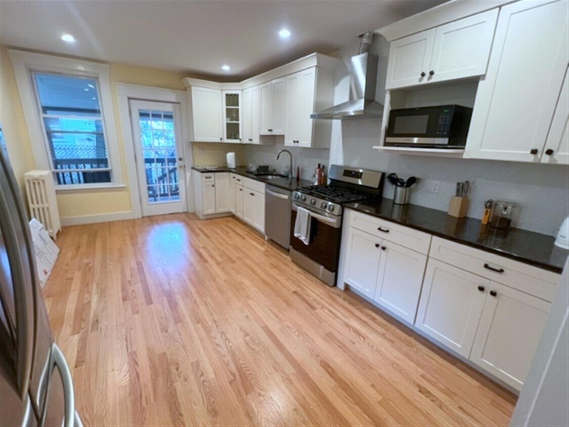 Primary Photo - 26 Houghton St