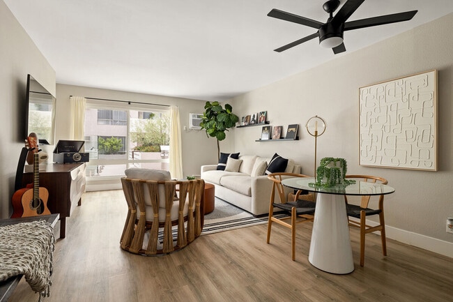 Building Photo - Lyric