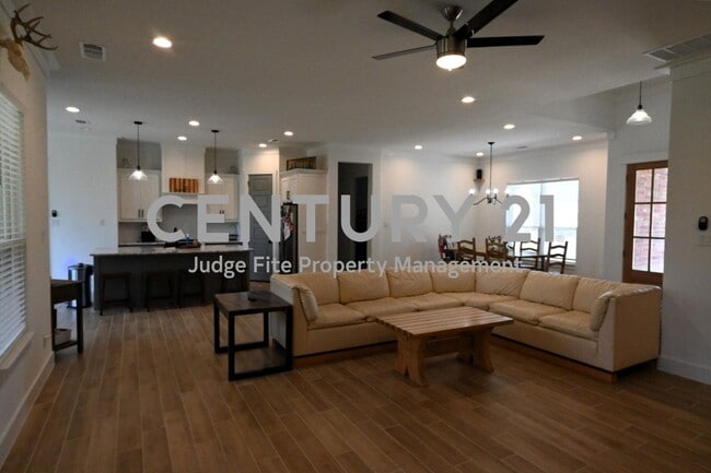 Building Photo - Beautiful 4/2.5/2 Home in Springtown ISD F...