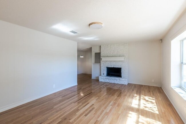 Building Photo - 4829 Rollingwood Dr