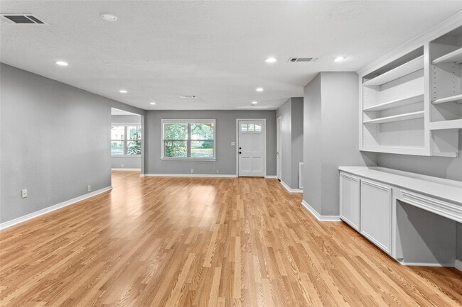 Building Photo - 302 S Hardie St