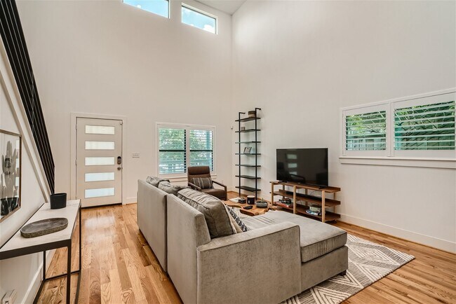 Building Photo - 4916 McKinney St