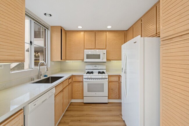 Building Photo - PRIZED UNIT IN RESORT-LIKE COMMUNITY EXCEL...