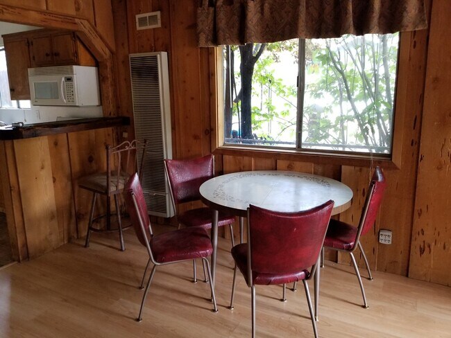 Foto del edificio - 2 bedroom with 1 bath
