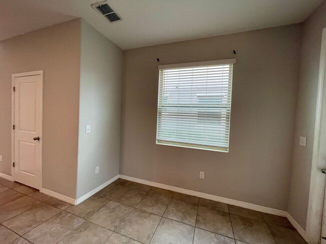 Building Photo - 3 BEDROOM 2 1/2 BATHROOM 2 CAR GARAGE IN E...