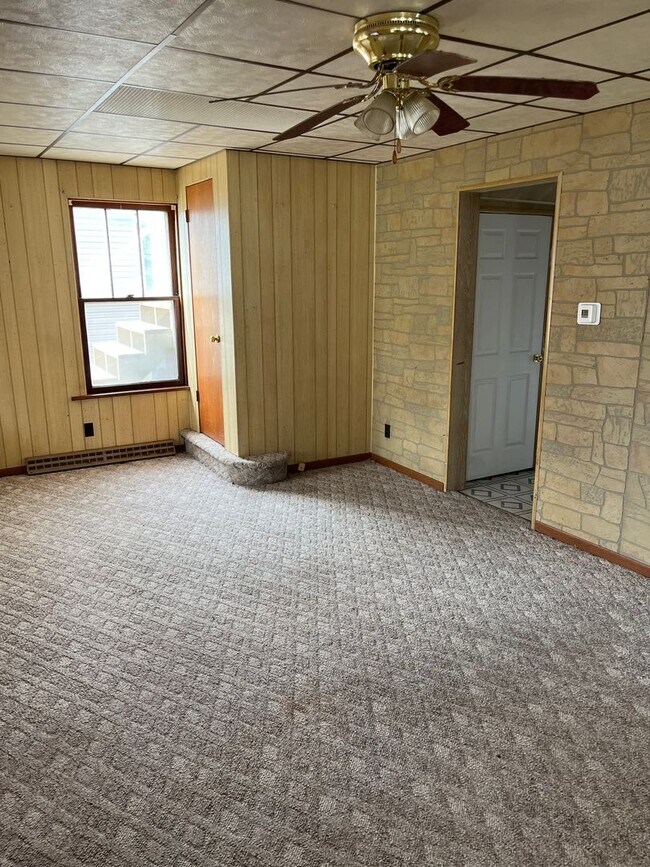 Building Photo - One Bedroom Upstairs Apartment
