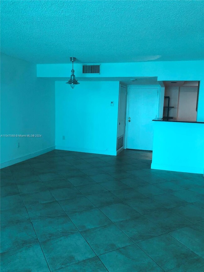 Building Photo - 1420 Brickell Bay Dr