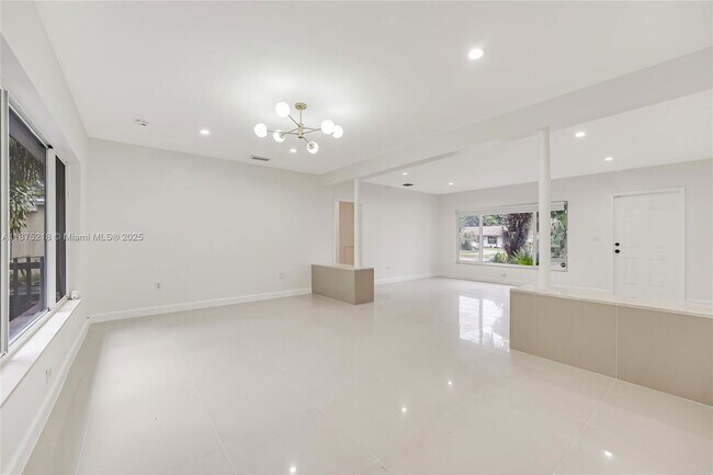 Foto del edificio - 12885 Griffing Blvd