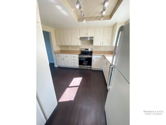 Building Photo - Contemp. 3BD/2.5 BA TOWNHOUSE W LRG ROOMS,...
