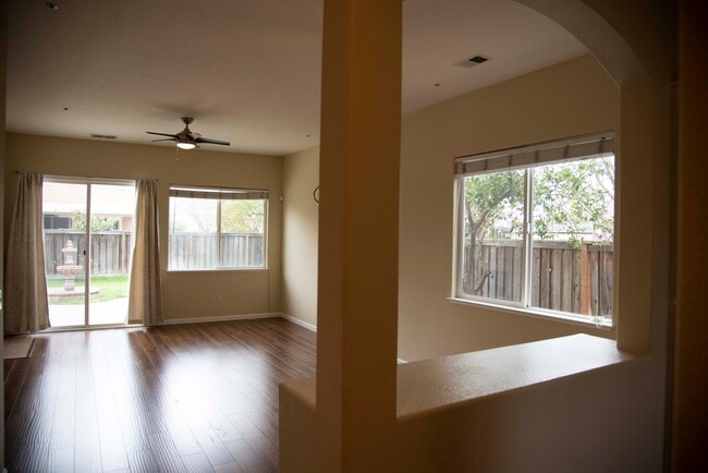 Foto del edificio - Single Story on corner lot in Brentwood-$2,950 for 6 months!