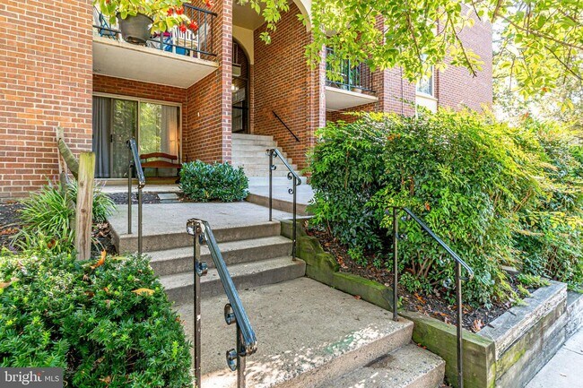 Foto del edificio - 3310 Woodburn Village Dr